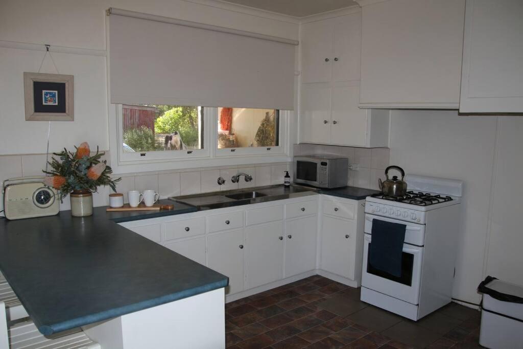 Woodlands foliage cottage photo 4