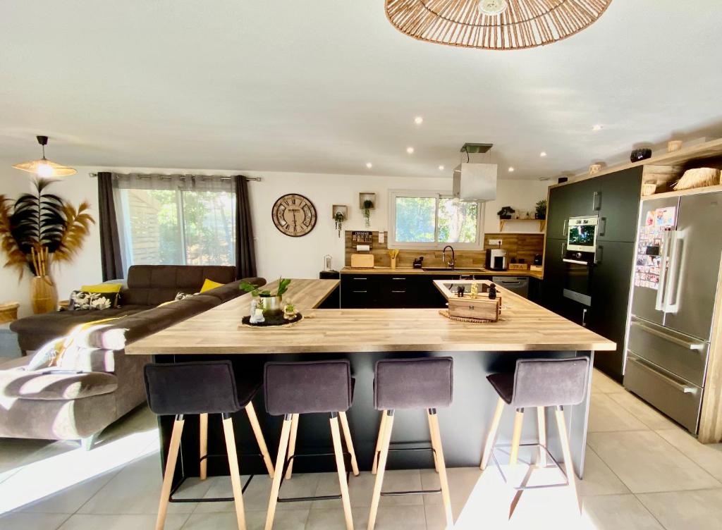 VILLA haut de gamme 6-8p, 3 ch, 3 sdb, piscine et superbe jardin clos