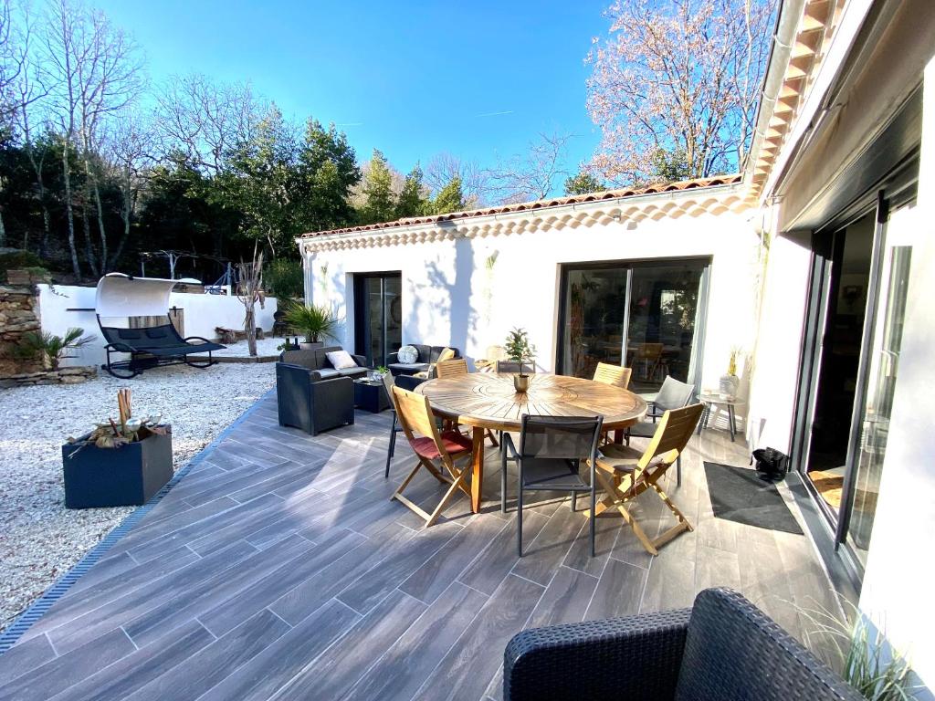 VILLA haut de gamme 6-8p, 3 ch, 3 sdb, piscine et superbe jardin clos photo 3