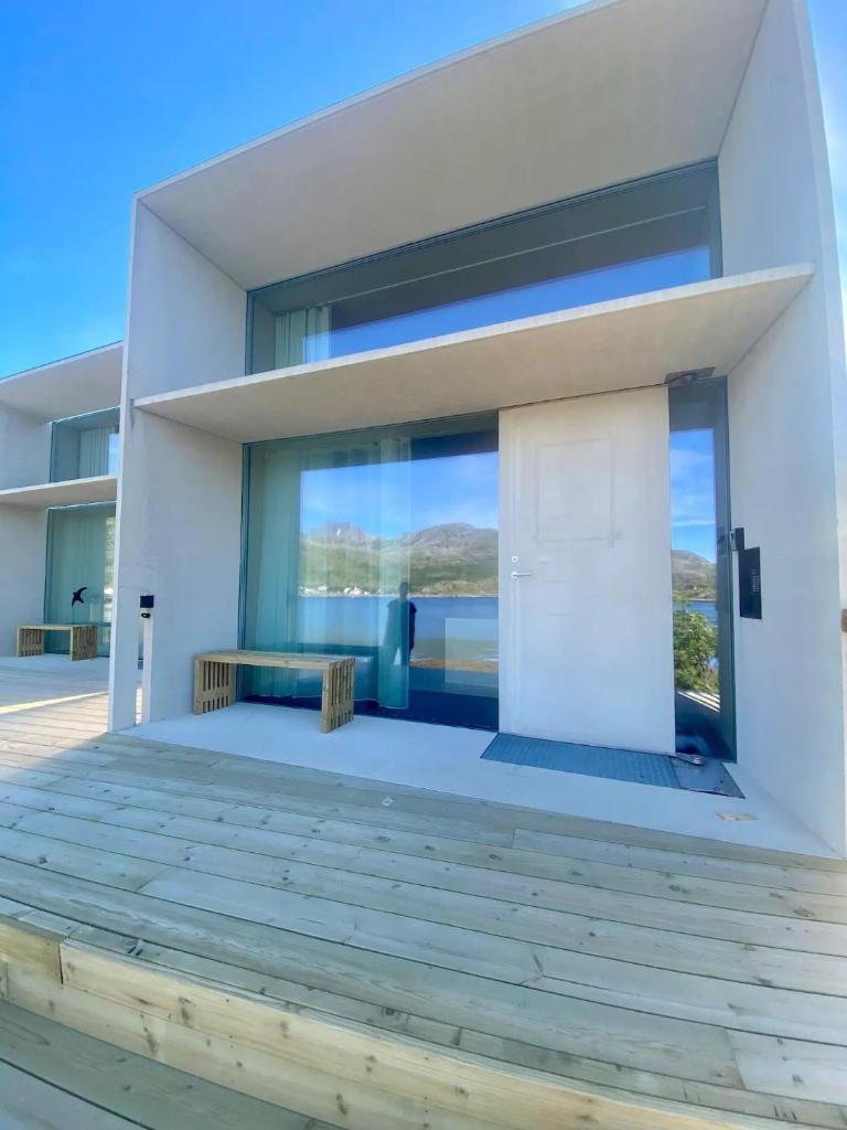 Fantastic mini-house on the waterfront photo 1