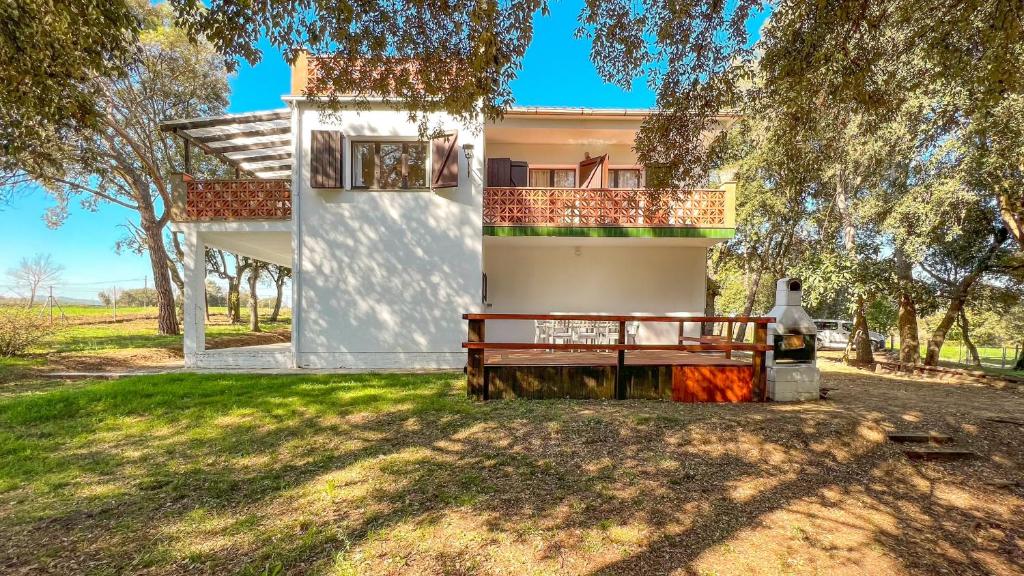 Charming country house with pool and huge garden