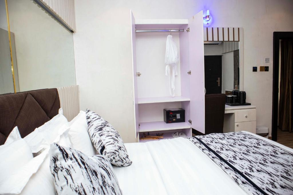 Le Rivera Apartments photo 3