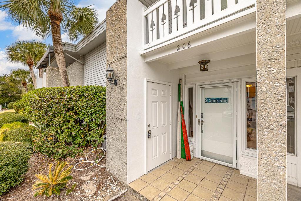 Steps to East Beach & Pet Friendly w/ 2 King Beds photo 3
