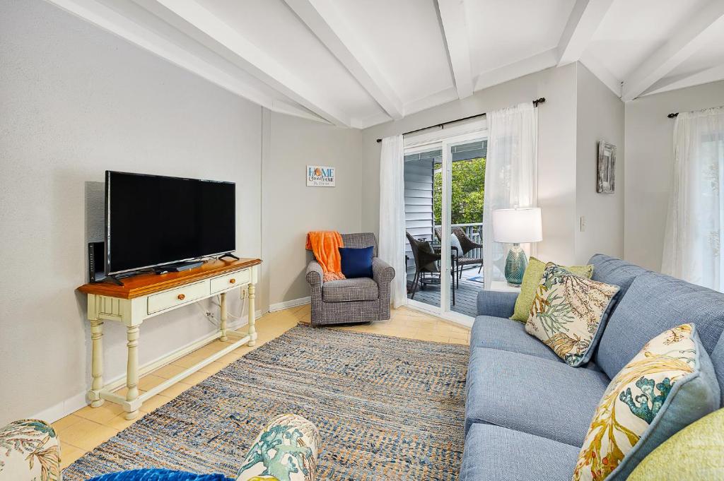 Steps to East Beach & Pet Friendly w/ 2 King Beds photo 4
