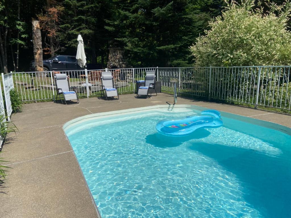 Luxury St-Sauveur Chalet with Swim Spa Close to Ski photo 3