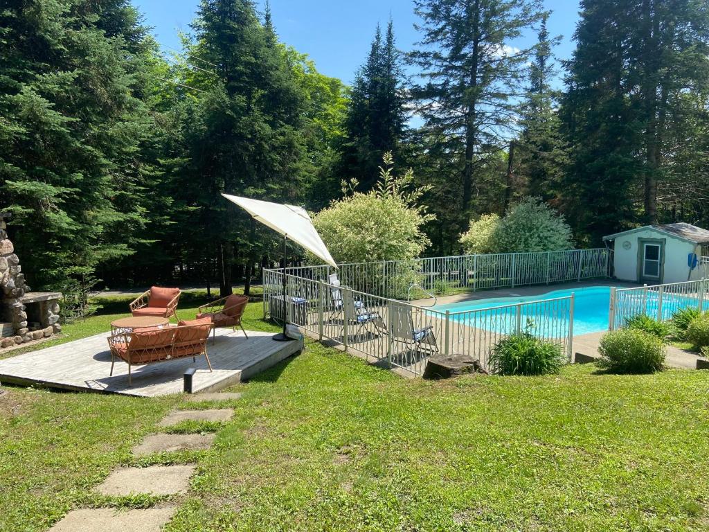 Luxury St-Sauveur Chalet with Swim Spa Close to Ski photo 4