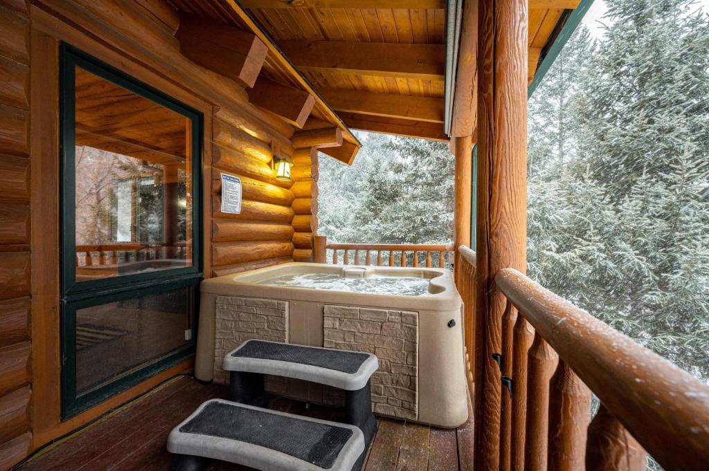 Iconic Log Cabin Escape - Idaho Springs - Hot Tub photo 4