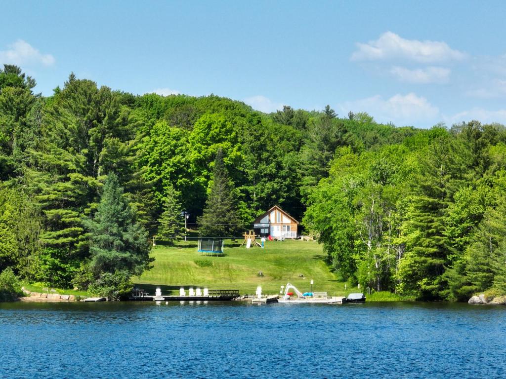 Muskoka Lakefront 3-bdrm Chalet photo 2