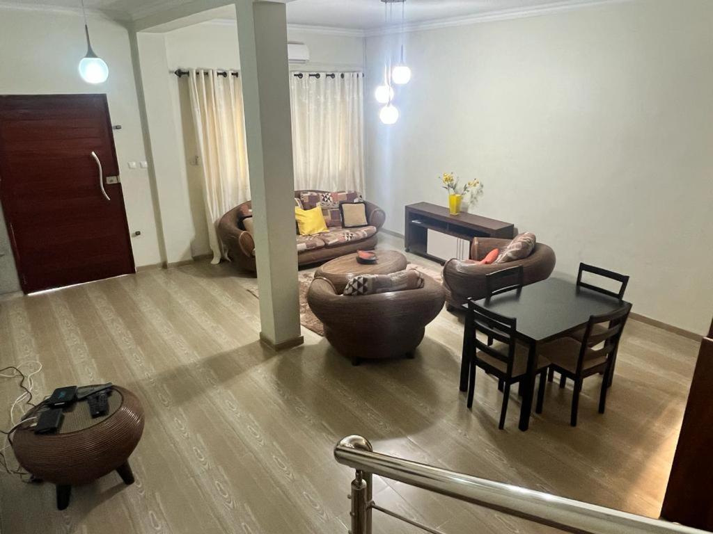 3 Bedroom, Entire House with parking space photo 1