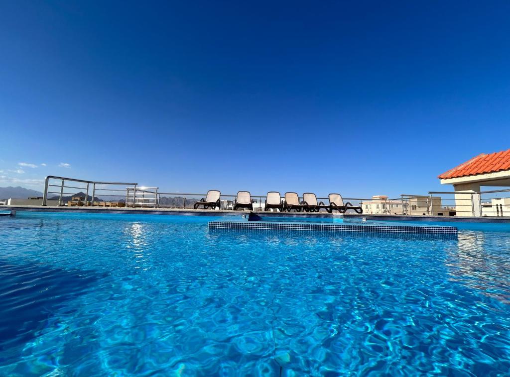 1 bedroom on the ground floor in front of the pool in Royal Residence with infinity pool on the roof and sea view photo 1