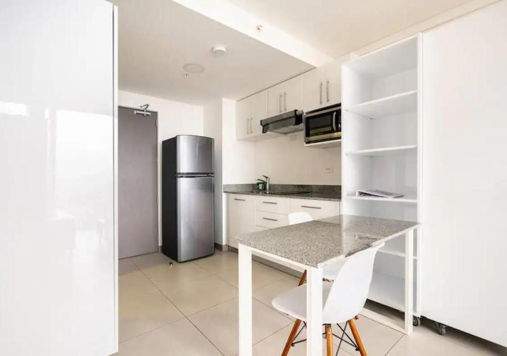 Eye Catching Apartment in a Beautiful Neighborhood photo 2