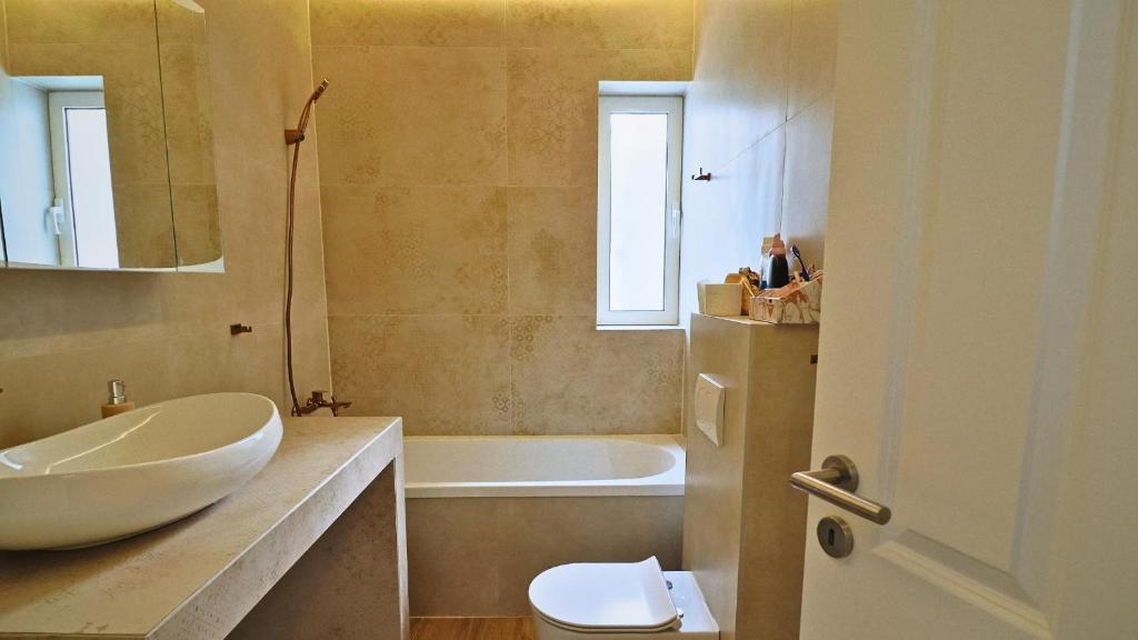 Central single house with parking-TOP LOCATION! photo 4