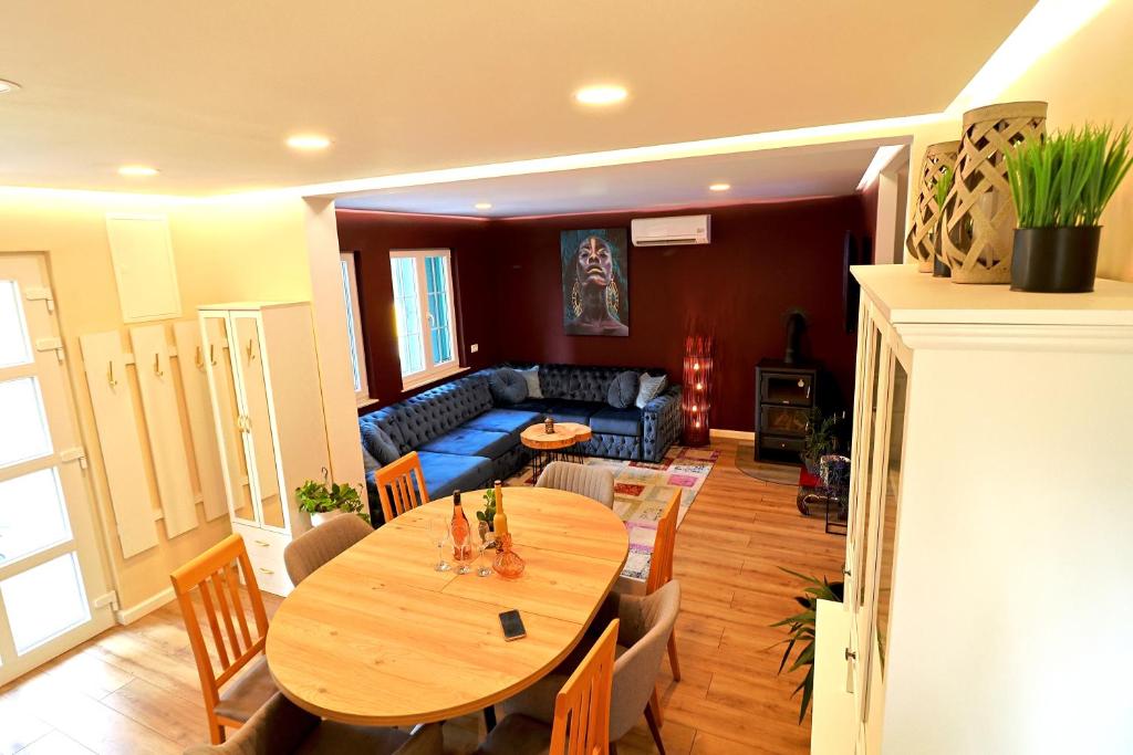 Central single house with parking-TOP LOCATION! photo 2