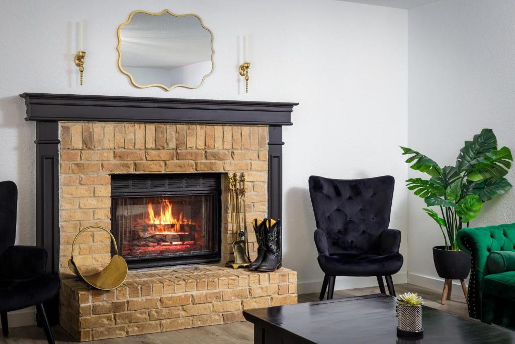 Timeless-Texas-Inn - Heated Pool Oasis & Lux Vibe photo 3