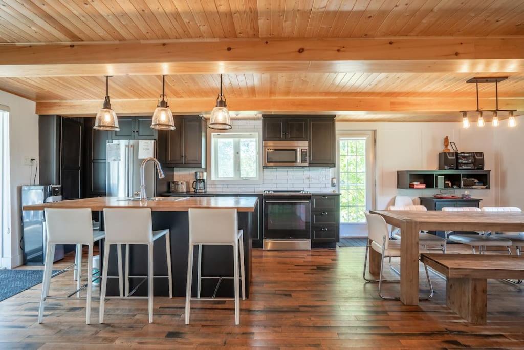 Rustic & Modern Chalet 32 Acre of Land