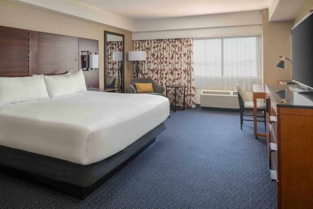 DoubleTree by Hilton San Francisco Airport Room Type - King Room with Roll-In Shower - Mobility and Hearing Access DoubleTree by Hilton San Francisco Airport Room Type - King Room with Roll-In Shower - Mobility and Hearing Access