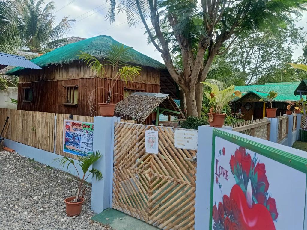 Moalboal Bamboo House / Rooms photo 3