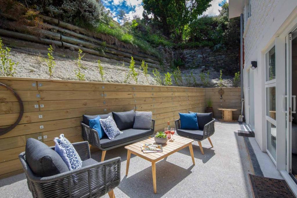 Hillside Villa 2- Walk To Town- AC- Free Parking photo 2