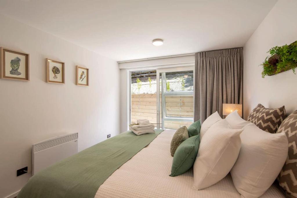 Hillside Villa 2- Walk To Town- AC- Free Parking photo 3