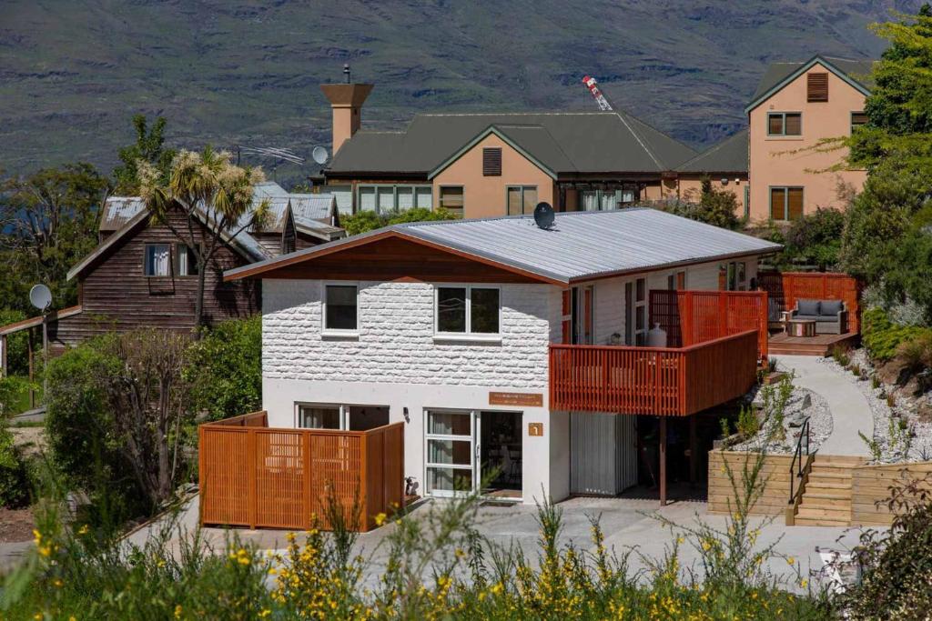 Hillside Villa 2- Walk To Town- AC- Free Parking