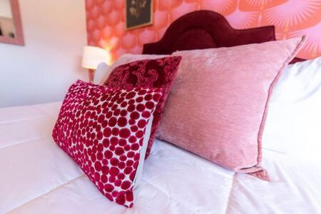 Pretty N Pink Room #5 At The Groovy Nomad Motel photo 3