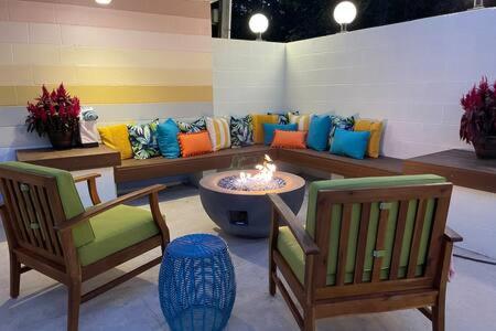 Pretty N Pink Room #5 At The Groovy Nomad Motel photo 4