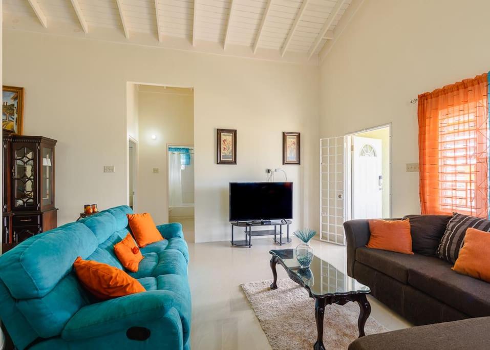 Draxhall Villa in Ochio Rios with King Bed and Ensuite near Dunns River Falls- 3 mins from Beach!