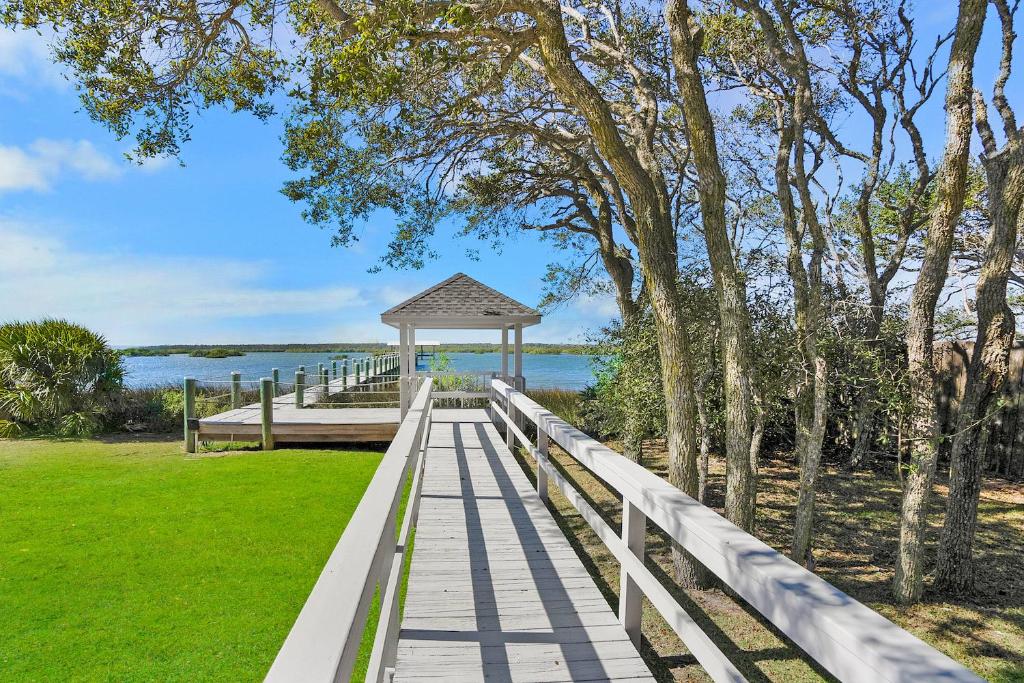Waterfront Vacation Home with Heated Pool Dock and Beach Nearby photo 2