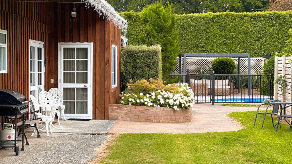 Rustling Oaks NZ Boho Pool House photo 1