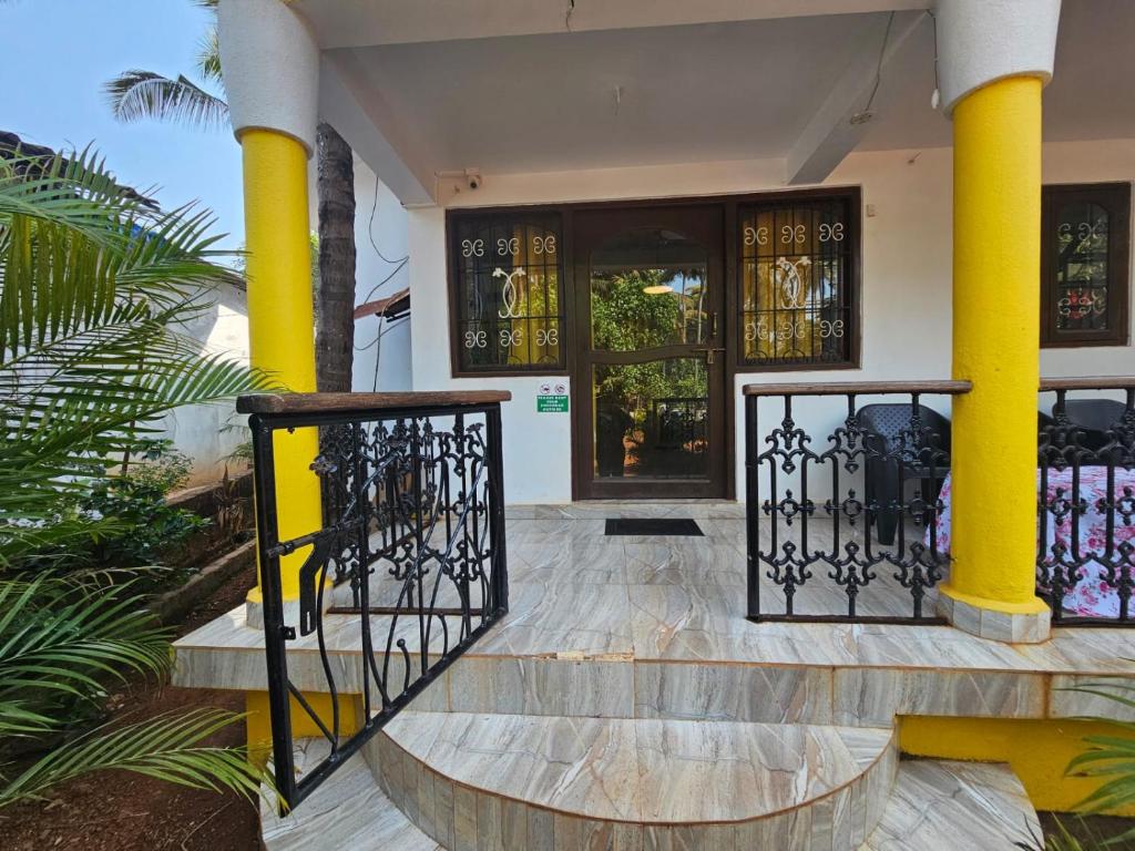 CURLIES YELLOW HOUSE photo 3