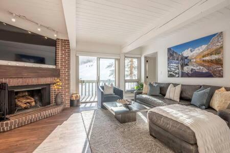 Updated 2BR Condo with Hot Tub - Mountain Views! photo 1