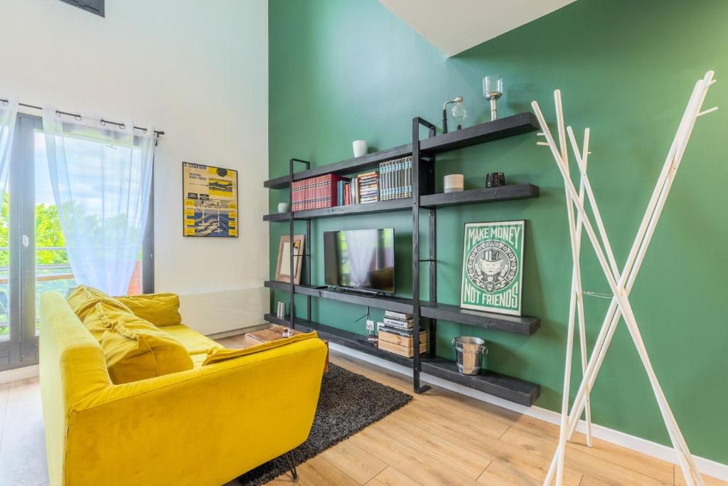 Bright 2-bedroom apartment w balcony and parking photo 1