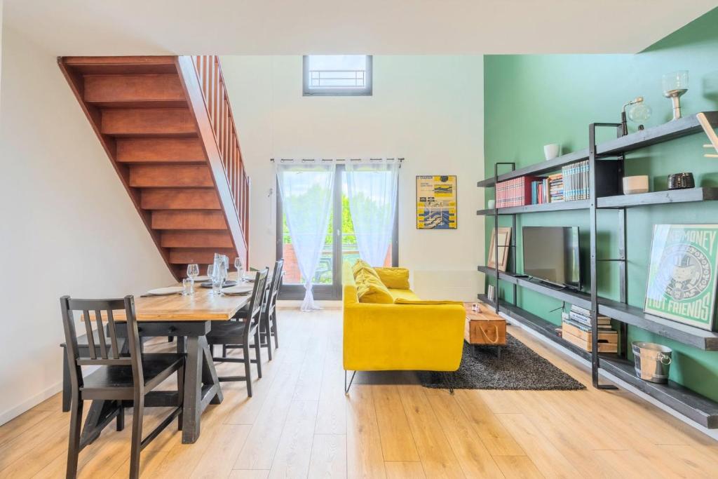 Bright 2-bedroom apartment w balcony and parking