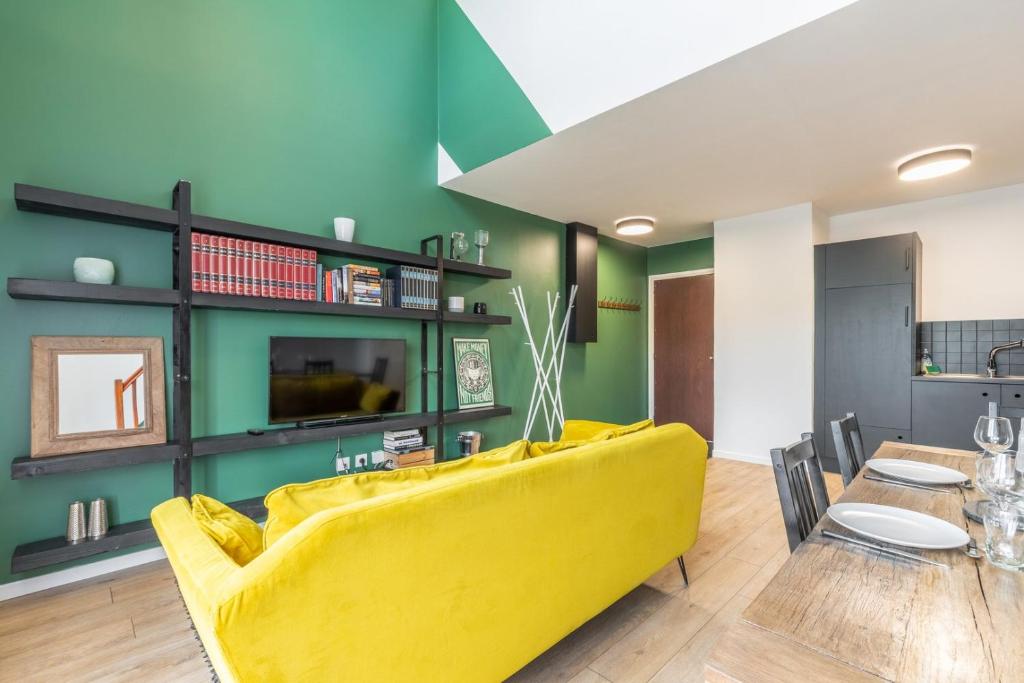 Bright 2-bedroom apartment w balcony and parking photo 3