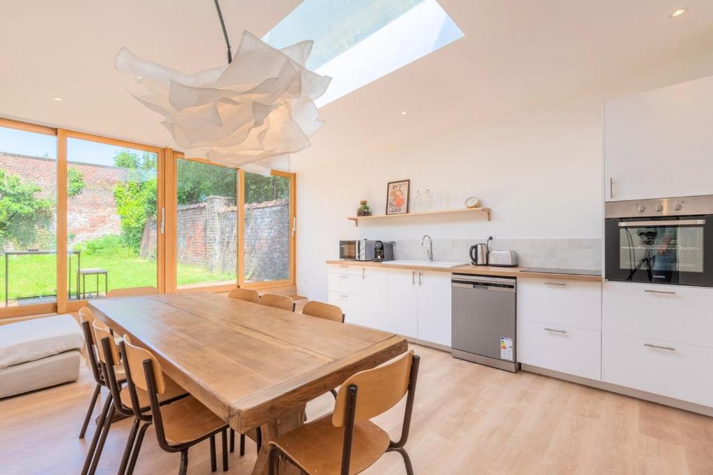 Spacious house with 4 bedrooms & garden, near tram photo 1