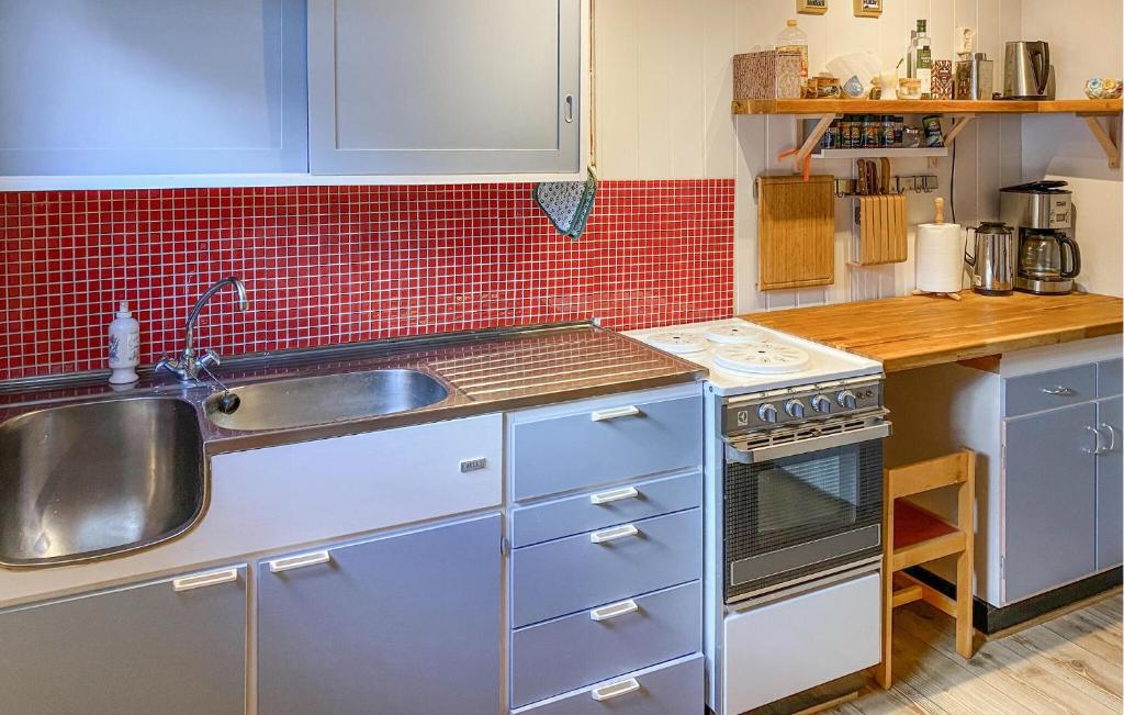 2 Bedroom Lovely Home In Innfjorden photo 1