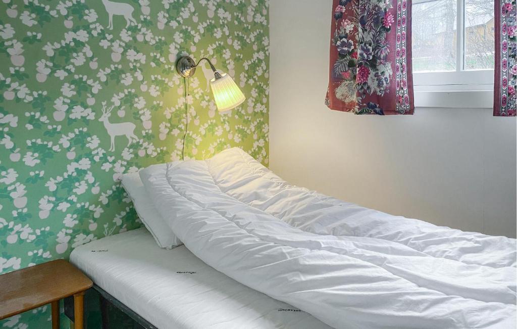 2 Bedroom Lovely Home In Innfjorden photo 4