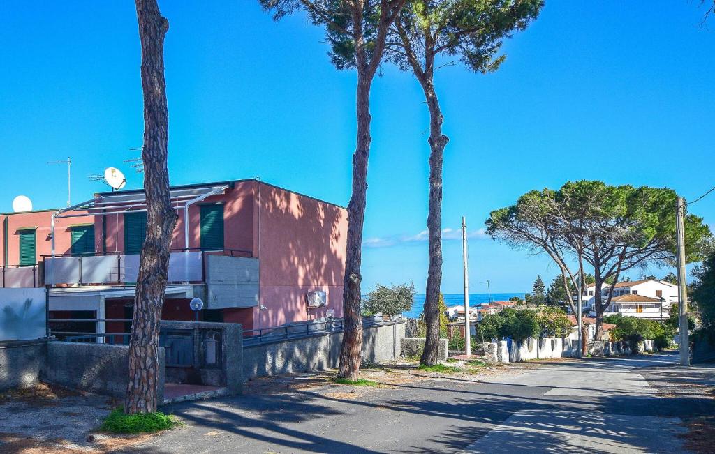 1 Bedroom Cozy Apartment In Costa Saracena - Caste