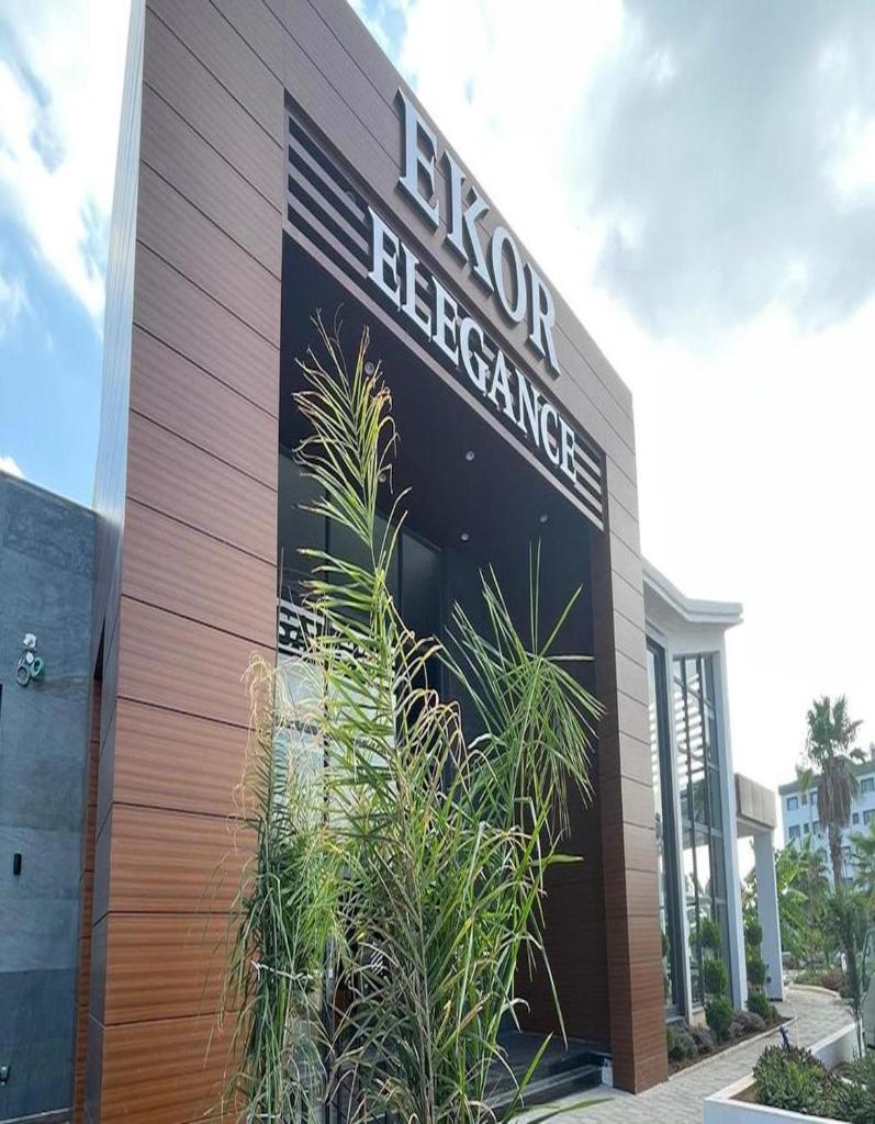 Ekor Elegance Hotel