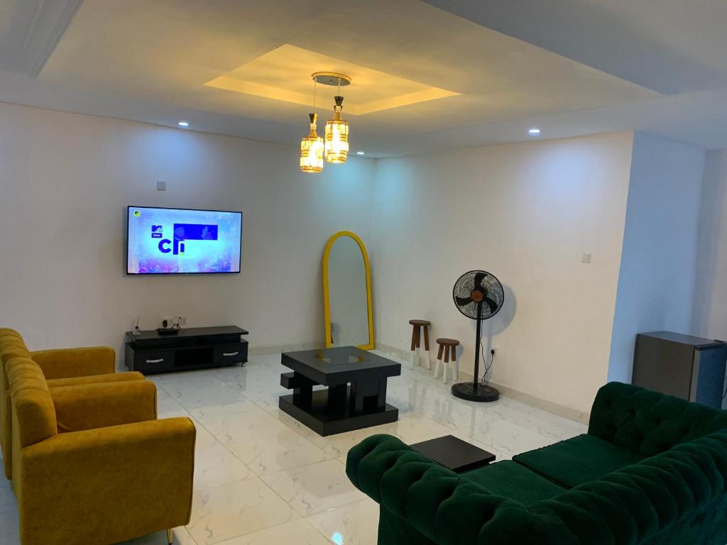 Charming & Cozy 1-BDR Apt - Mini Flat - 247 Power, Kitchen, Wi-Fi, DSTV, Netflix, 5 mins from the Airports photo 1