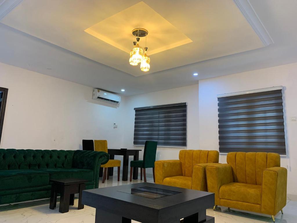 Charming & Cozy 1-BDR Apt - Mini Flat - 247 Power, Kitchen, Wi-Fi, DSTV, Netflix, 5 mins from the Airports photo 2
