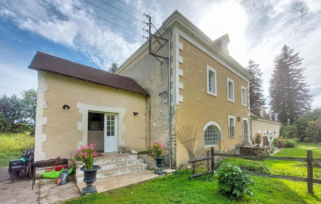 Gorgeous Home In commoy With Heated Swimming Pool