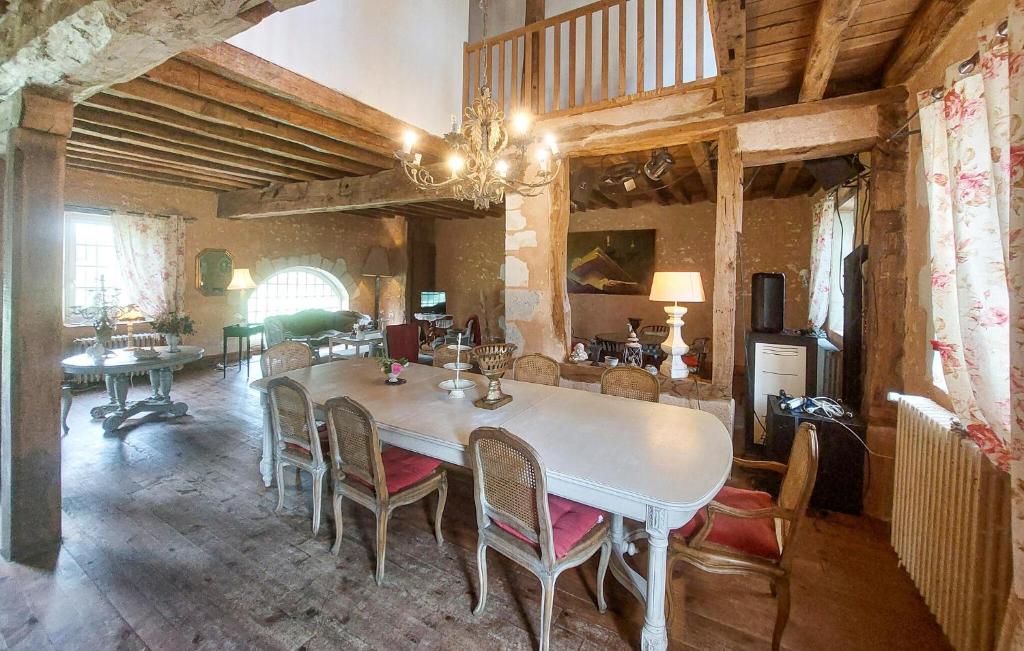 Gorgeous Home In commoy With Heated Swimming Pool photo 2