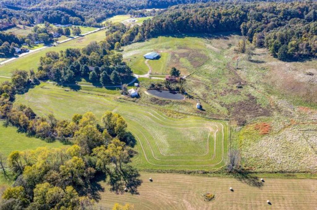 Red Brick Ranch 85 Acres, Sleeps 8, hot-tub photo 1