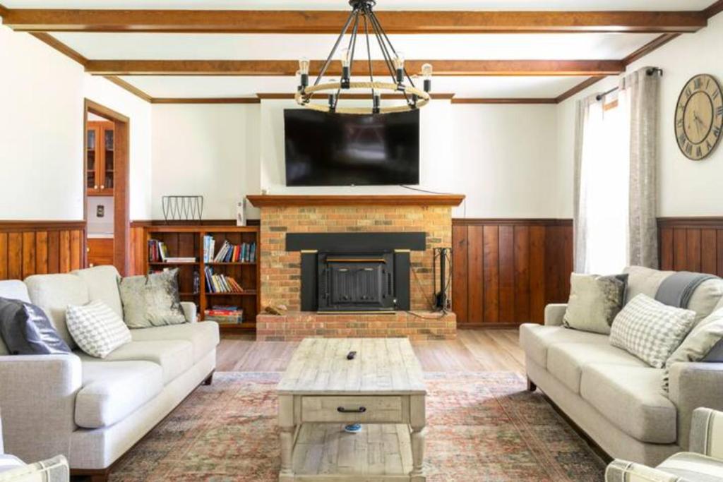 Red Brick Ranch 85 Acres, Sleeps 8, hot-tub photo 3