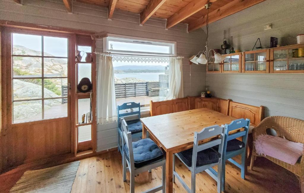 4 Bedroom Gorgeous Home In Fitjar photo 2