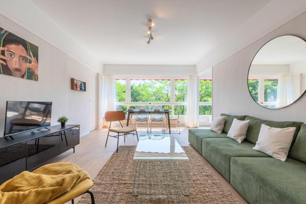 Spacious 3 bedroom apartment & private parking! photo 1