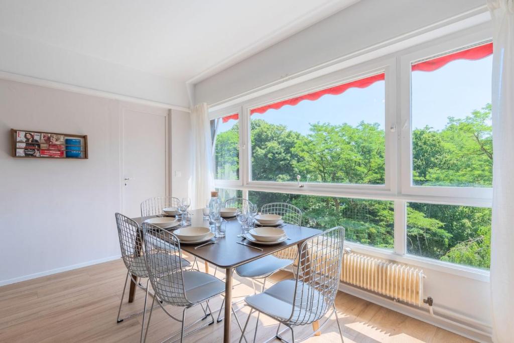 Spacious 3 bedroom apartment & private parking! photo 3