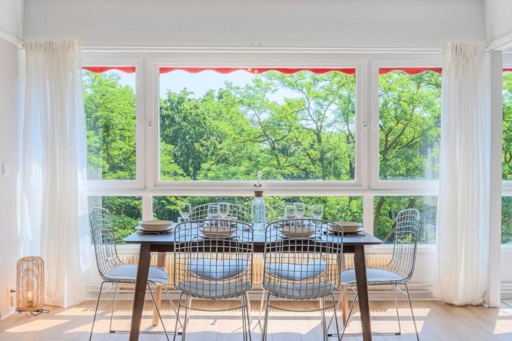 Spacious 3 bedroom apartment & private parking! photo 4