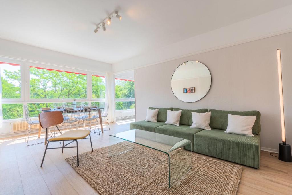 Spacious 3 bedroom apartment & private parking! photo 2